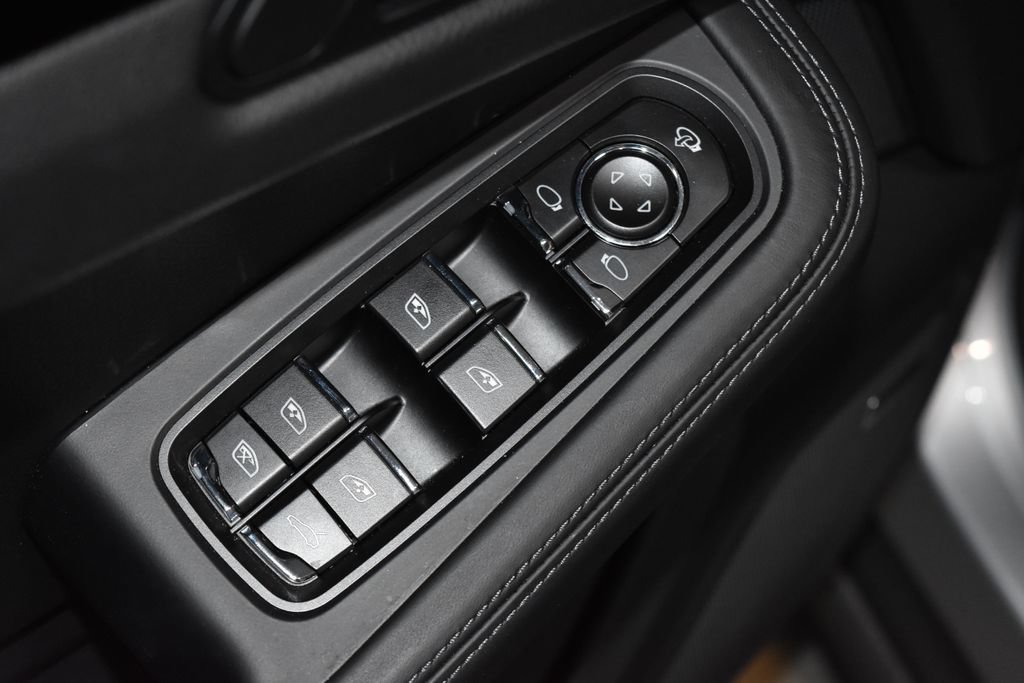 Certified 2026 Porsche Macan AWD/4WD image 8