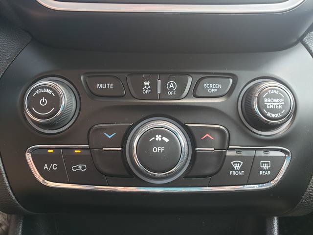 Used 2019 Jeep Cherokee Latitude Plus w/ Cold Weather Group AWD/4WD image 22