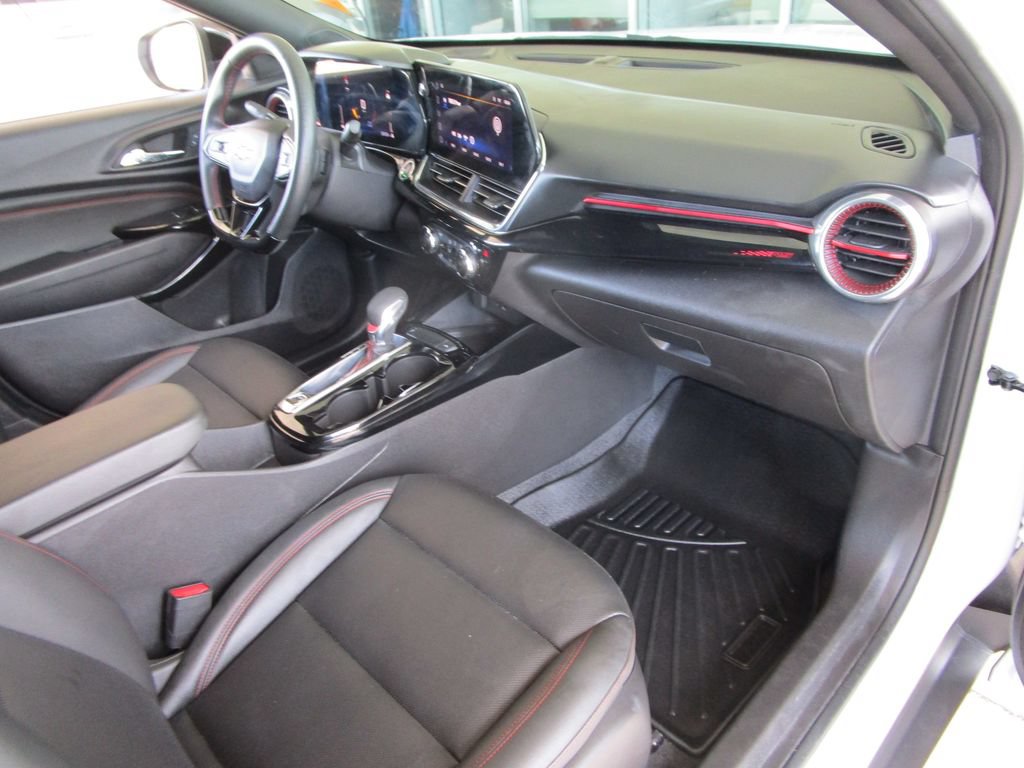Used 2025 Chevrolet Trax RS w/ Sunroof Package FWD image 24