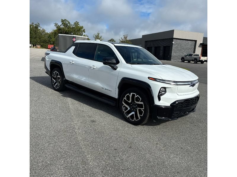 Used 2025 Chevrolet Silverado EV RST AWD/4WD image 2