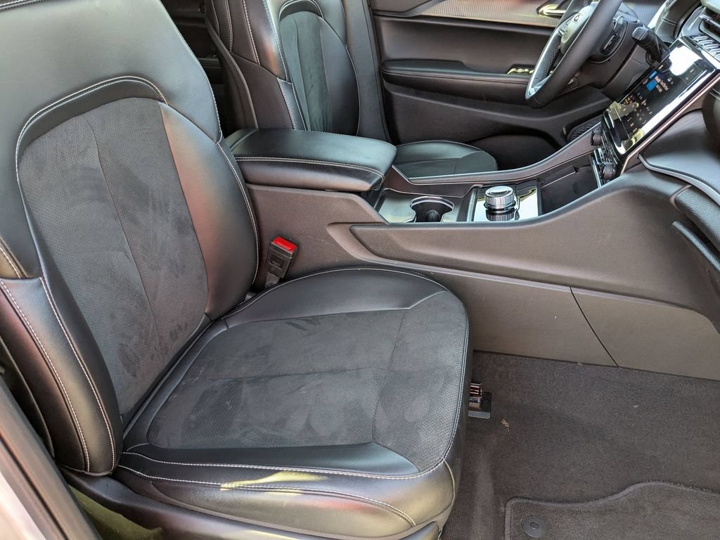 Used 2025 Jeep Grand Cherokee Altitude AWD/4WD image 33
