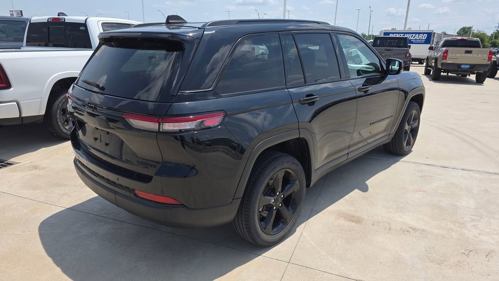 Used 2023 Jeep Grand Cherokee Limited w/ Black Appearance Package AWD/4WD image 5