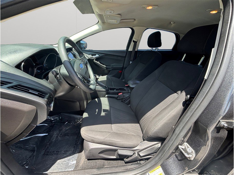 Used 2017 Ford Focus SE FWD image 2