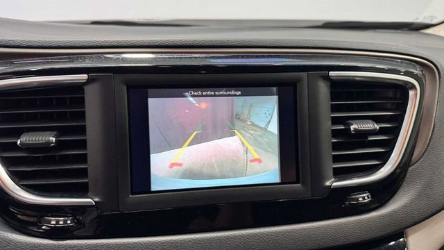 Used 2022 Chrysler Voyager LX image 25