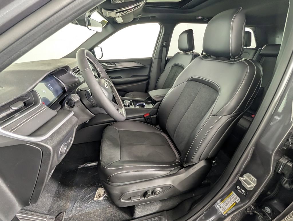 New 2025 Jeep Grand Cherokee Laredo image 16