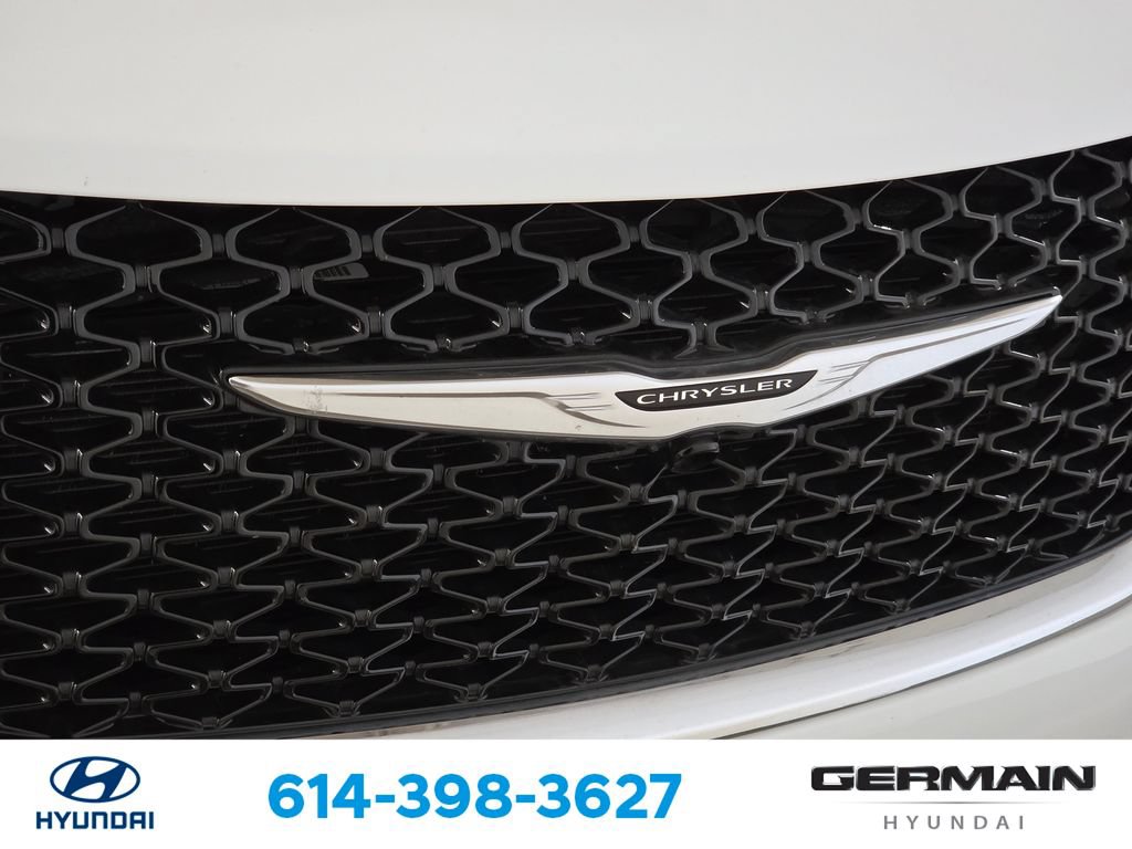 Used 2023 Chrysler Pacifica Touring-L FWD image 14