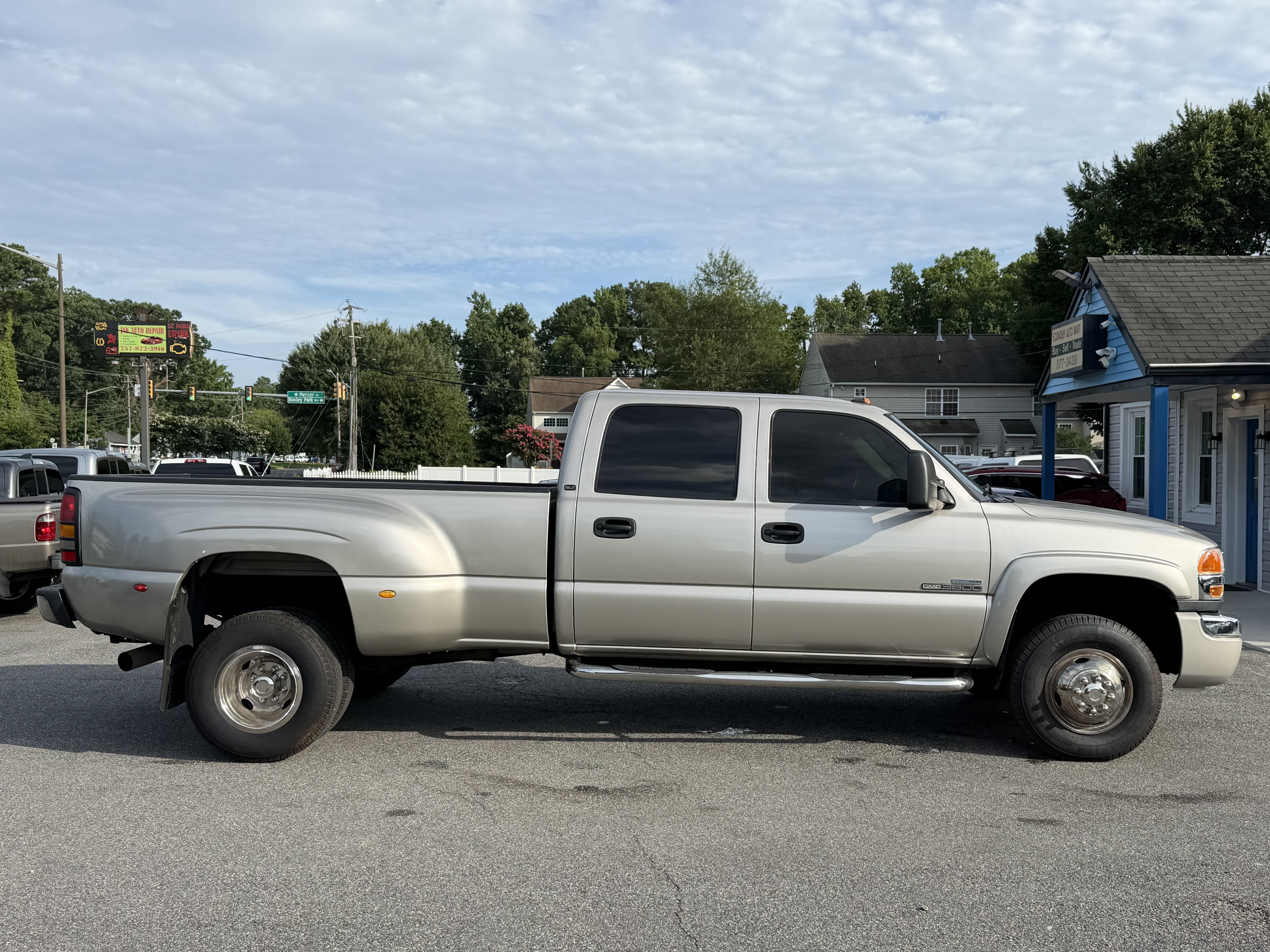 Used 2007 GMC Sierra 3500 SLT w/ Heavy-Duty Power Package AWD/4WD image 4