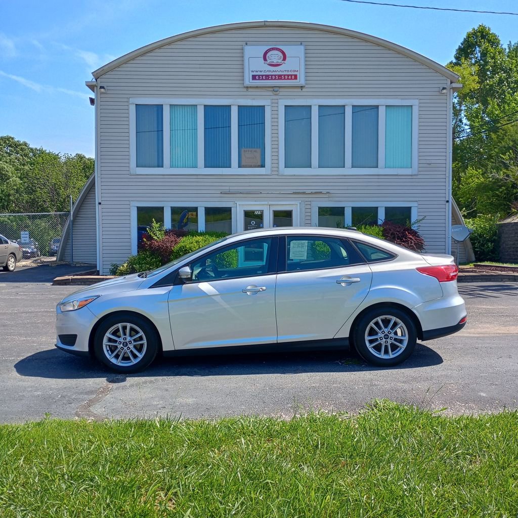 Used 2018 Ford Focus SE w/ Cold Weather Package FWD image 2