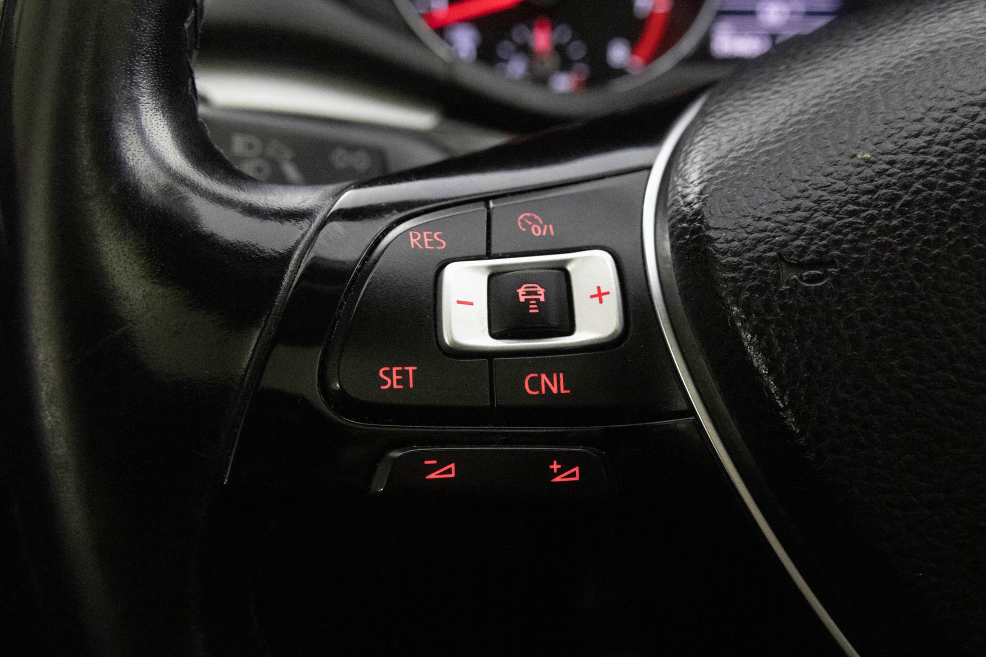 Used 2018 Volkswagen Passat 2.0T SE w/ SE Lighting Package image 29