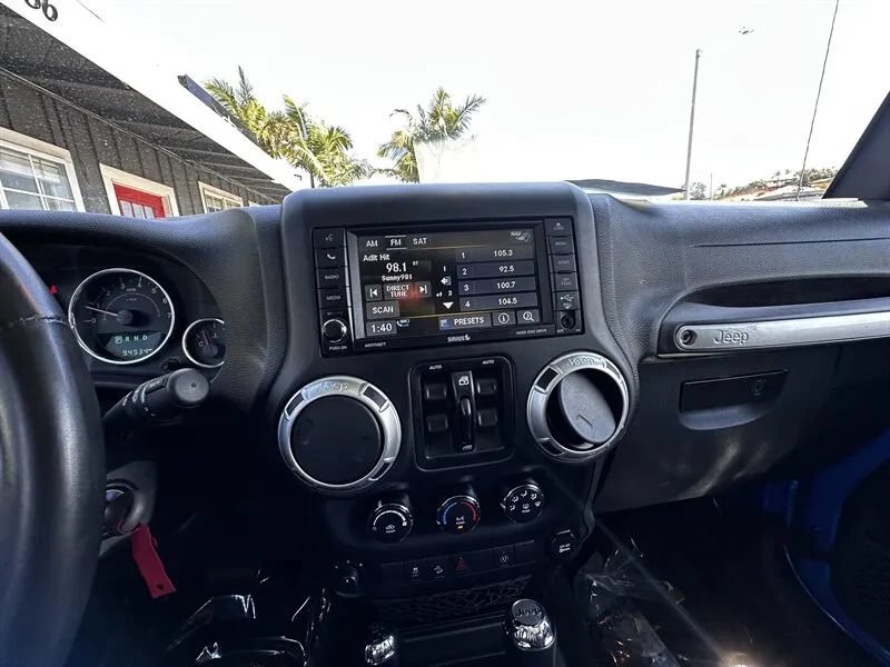 Used 2015 Jeep Wrangler Unlimited Sahara w/ Connectivity Group AWD/4WD image 26