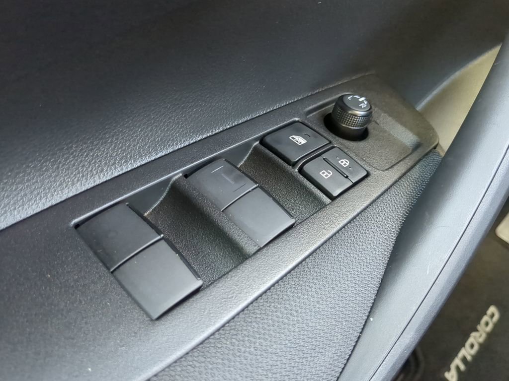 Used 2025 Toyota Corolla LE image 28