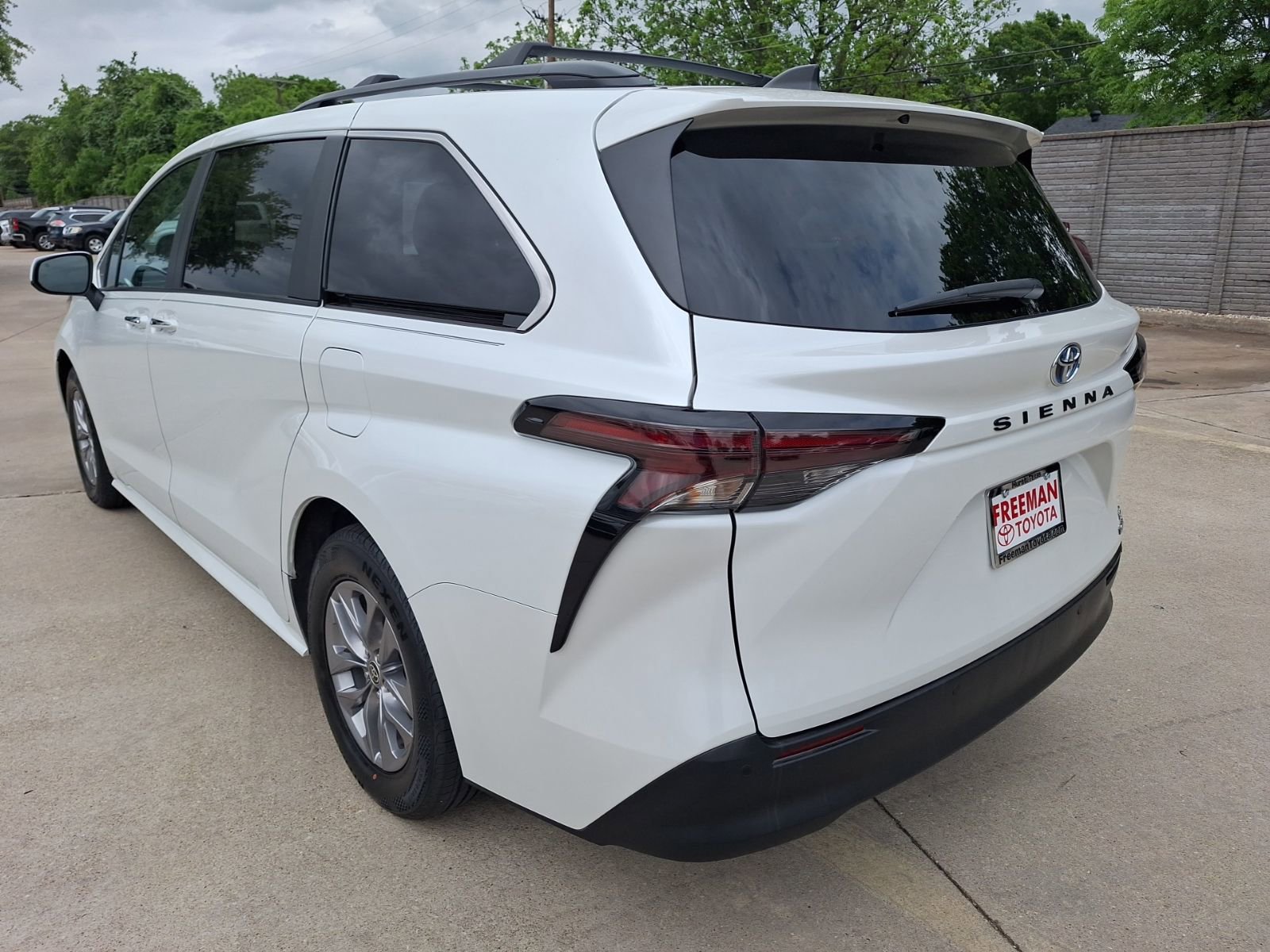 Used 2023 Toyota Sienna XLE w/ XLE Plus Package image 4