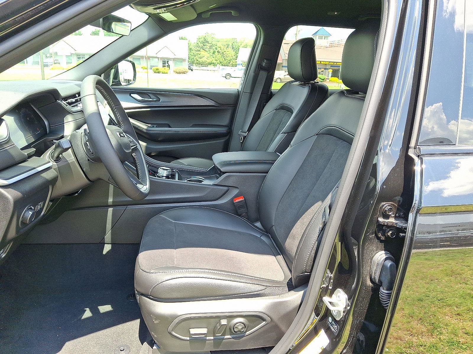 New 2025 Jeep Grand Cherokee L Laredo image 10