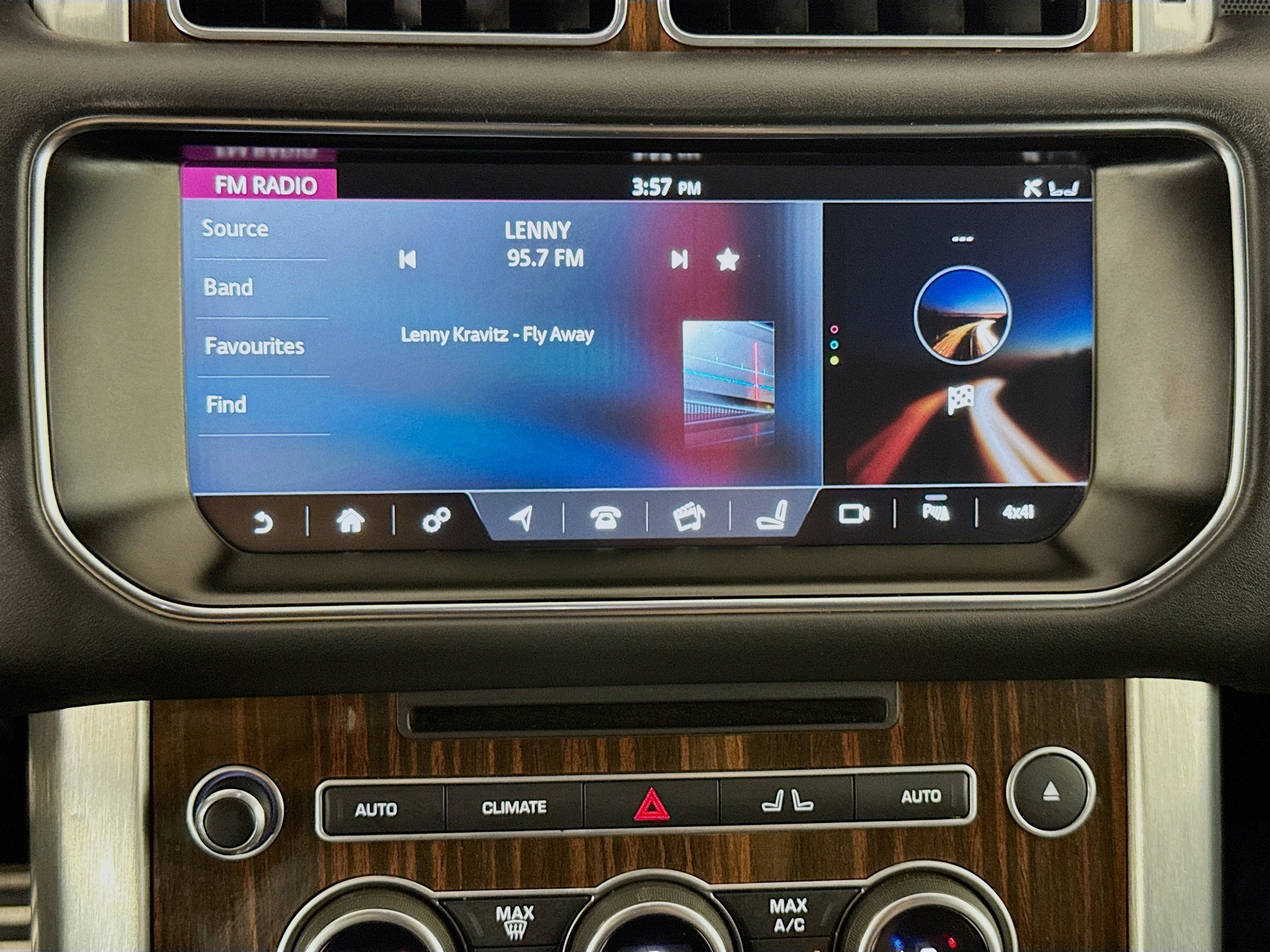 Used 2017 Land Rover Range Rover Supercharged AWD/4WD image 16