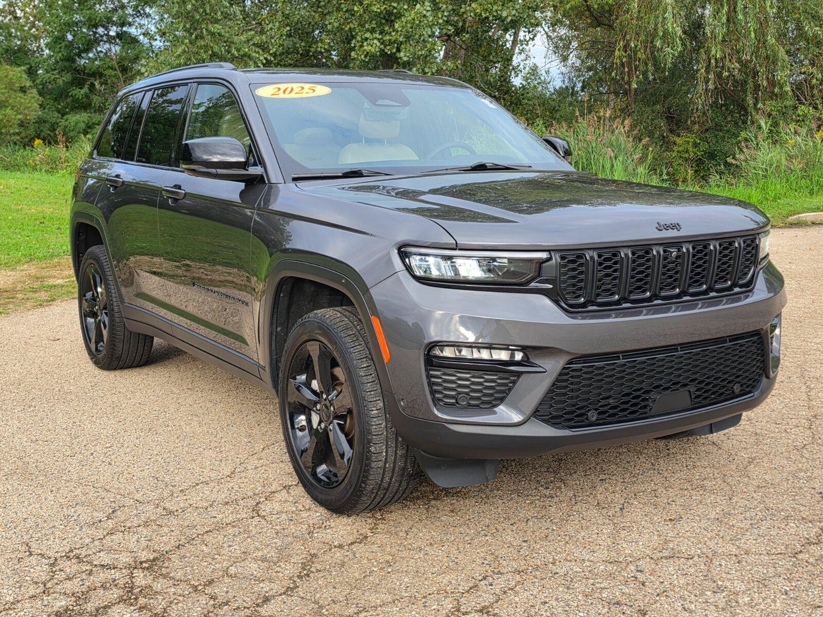 Used 2025 Jeep Grand Cherokee Limited w/ Luxury Tech Group II AWD/4WD image 18