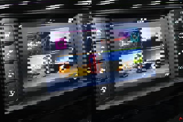 Used 2017 Jaguar XE Premium image 19