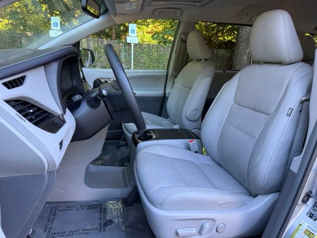 Used 2015 Toyota Sienna XLE w/ XLE Navigation Package FWD image 9