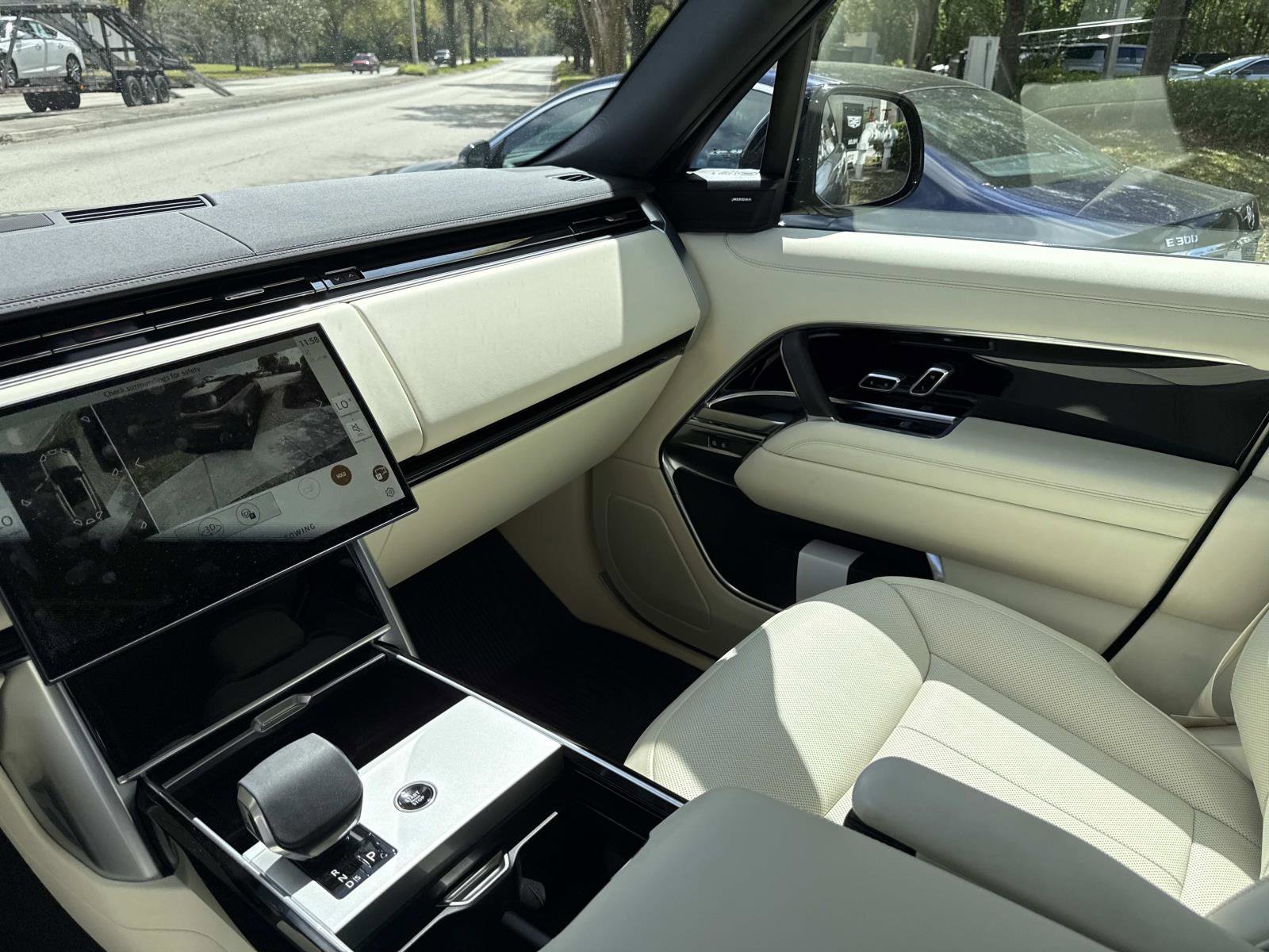 Used 2026 Land Rover Range Rover Long Wheelbase SE image 25