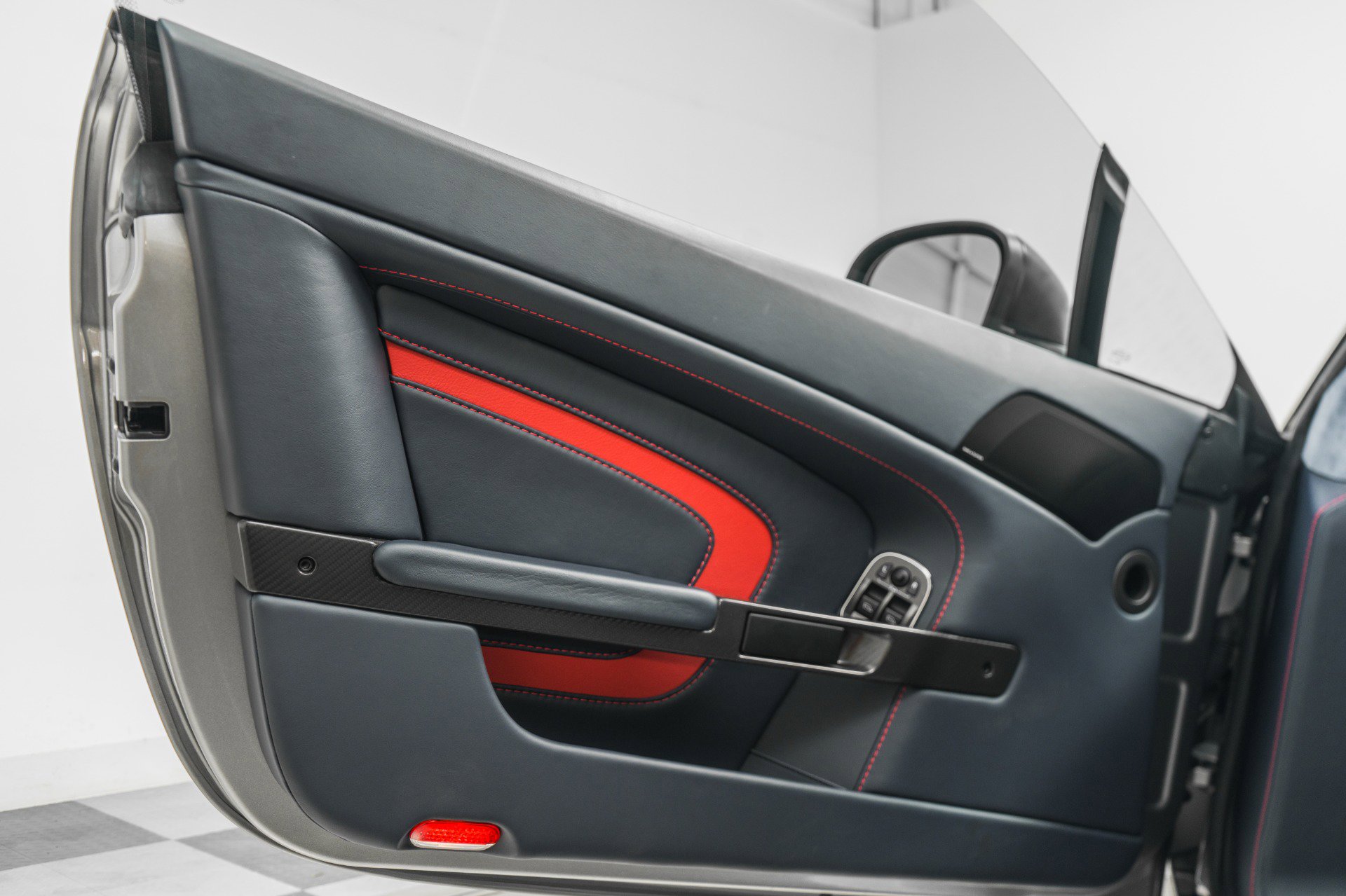 Used 2017 Aston Martin V12 Vantage S image 42