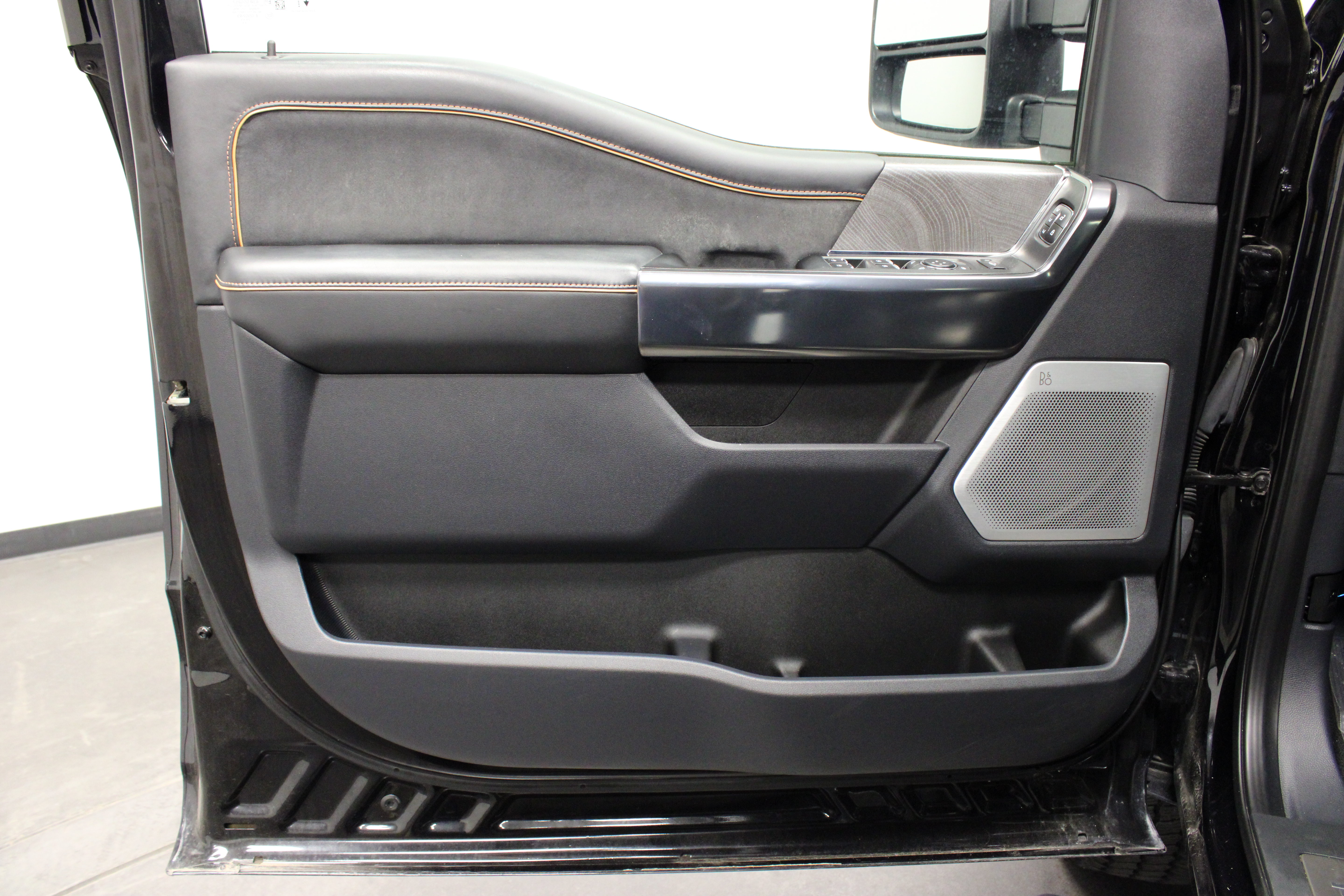 Used 2024 Ford F350 Platinum w/ FX4 Off-Road Package AWD/4WD image 13