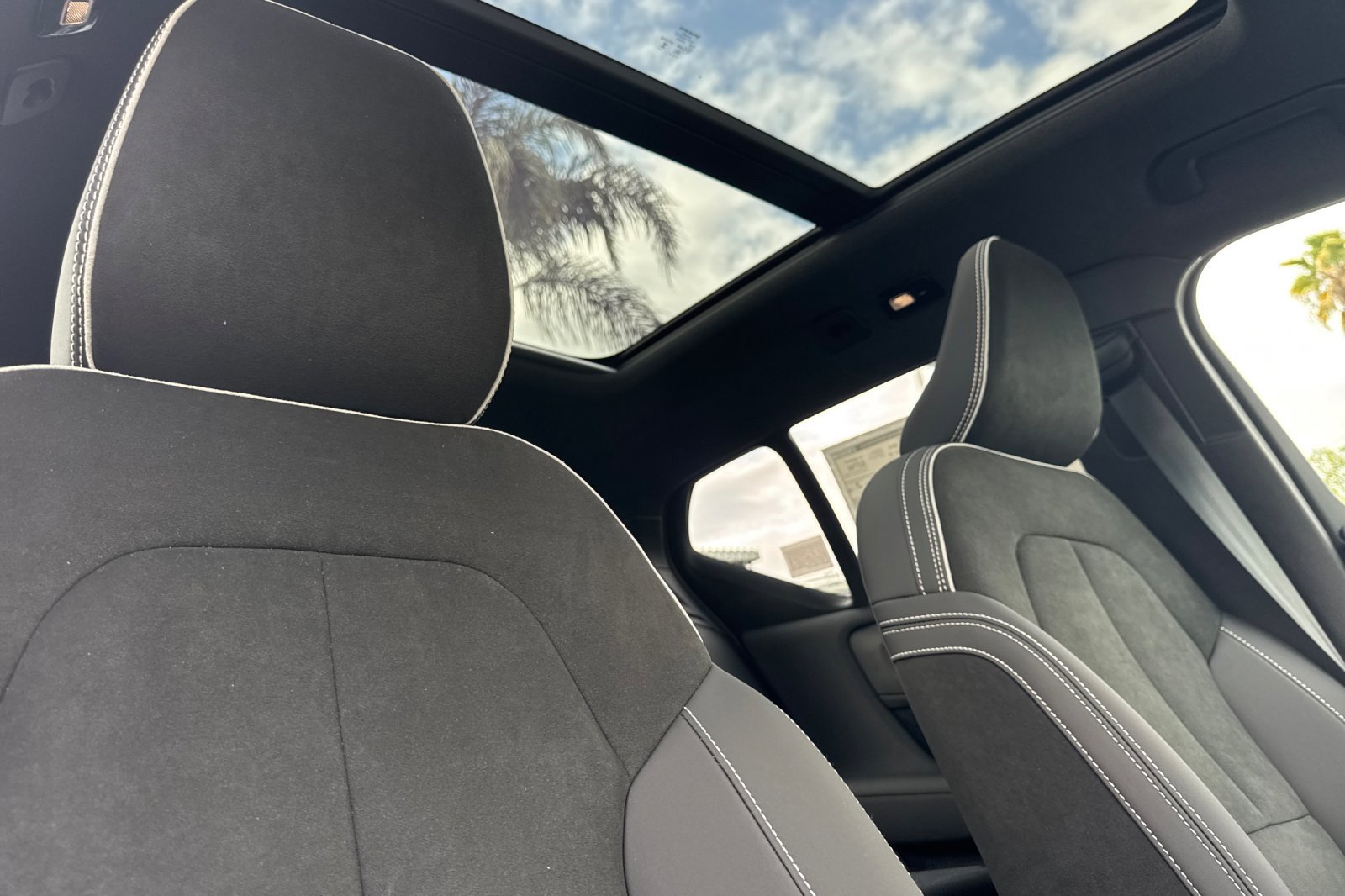 New 2025 Volvo XC40 B5 Ultra image 15