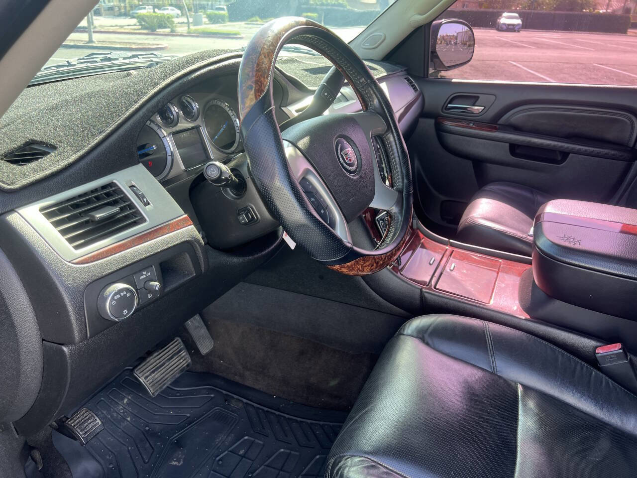 Used 2010 Cadillac Escalade Premium image 19