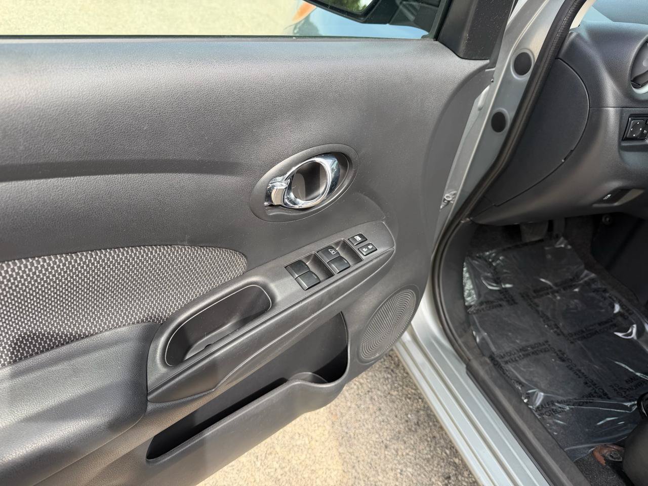 Used 2014 Nissan Versa SV FWD image 10