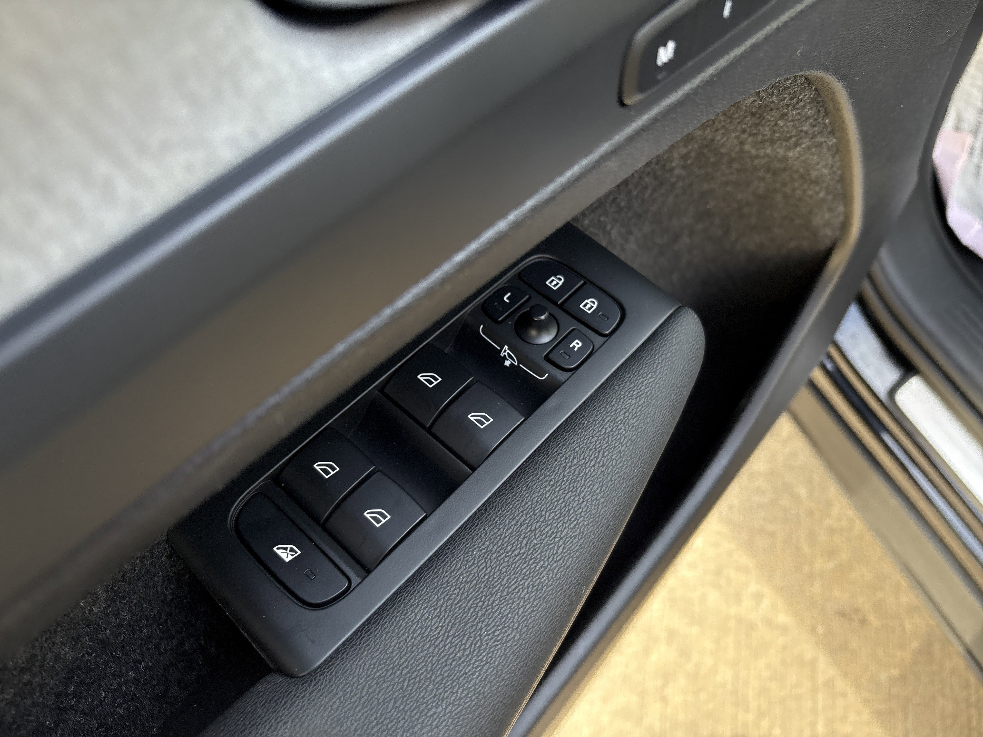 Used 2025 Volvo XC40 B5 Core image 15