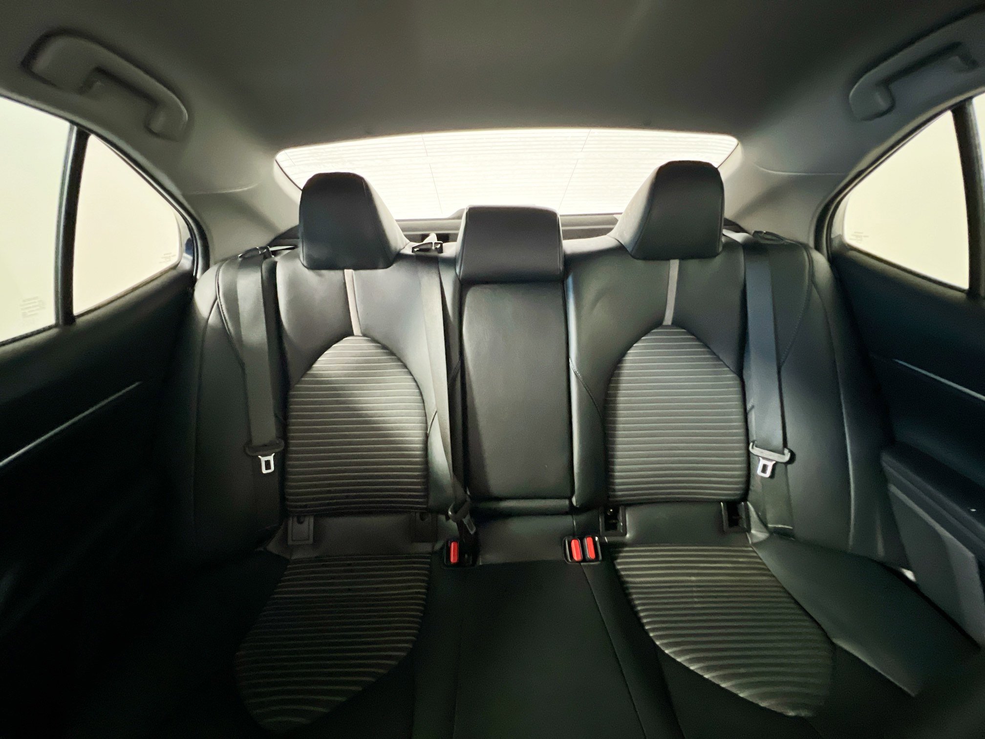 Used 2018 Toyota Camry SE FWD image 32