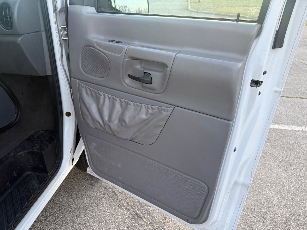 Used 2001 Ford E-350 and Econoline 350 Club Wagon image 15