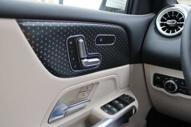 New 2025 Mercedes-Benz GLB 250 4MATIC image 24