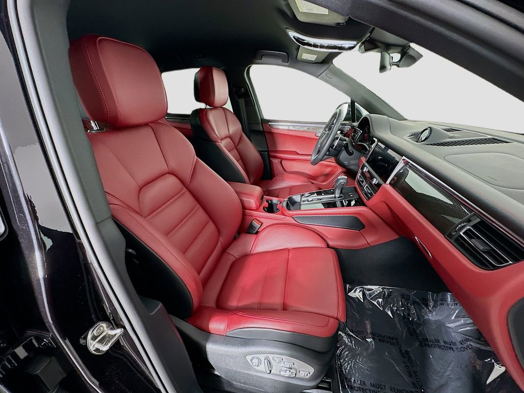 Certified 2025 Porsche Macan AWD/4WD image 28