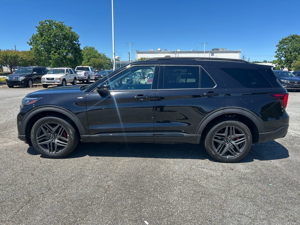 Used 2025 Ford Explorer ST-Line w/ ST-Line Street Pack AWD/4WD image 2