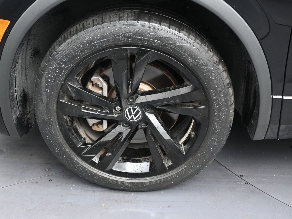 Used 2023 Volkswagen Tiguan SE R-Line image 9