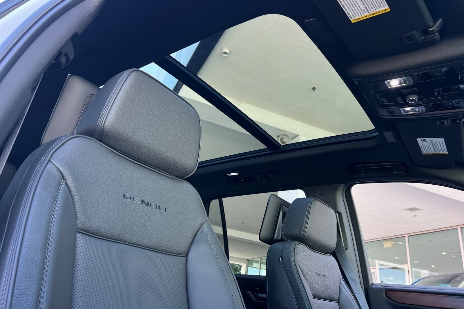 New 2026 GMC Yukon Denali w/ Denali Reserve Package AWD/4WD image 17