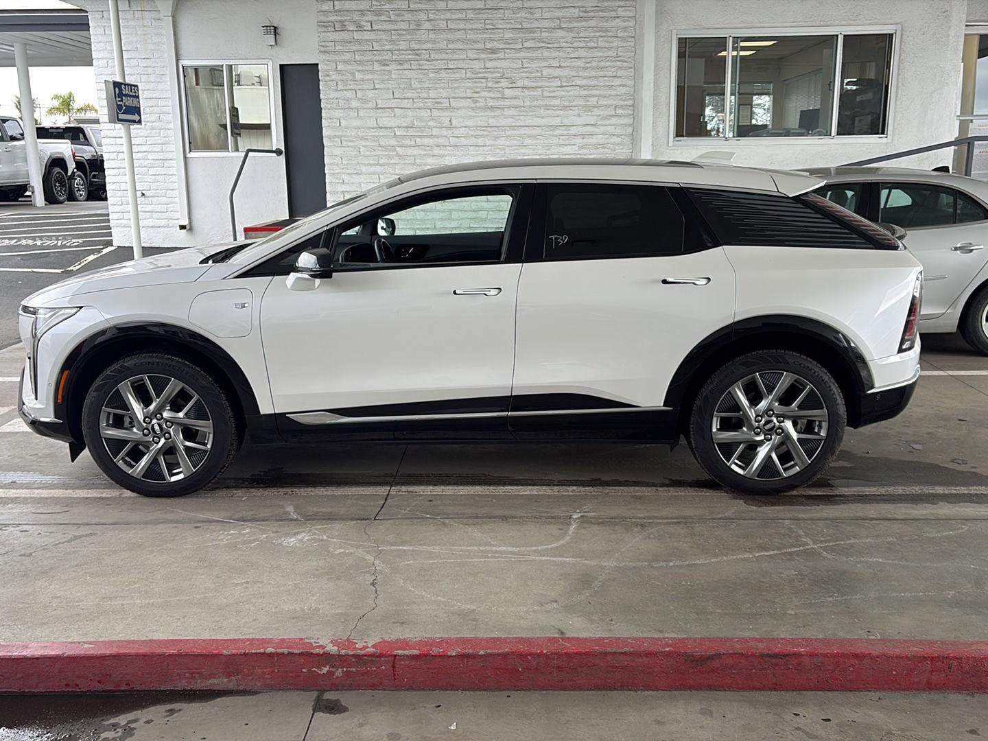 Used 2025 Cadillac Optiq Luxury 1 image 21