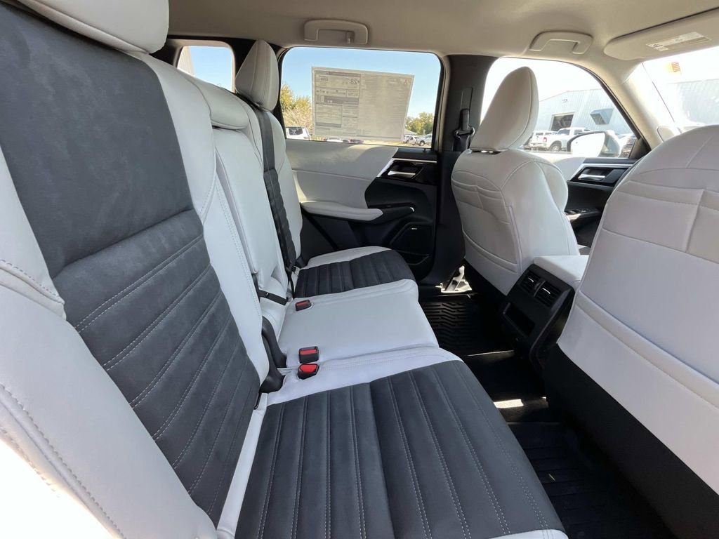 New 2026 Mitsubishi Outlander SE image 14