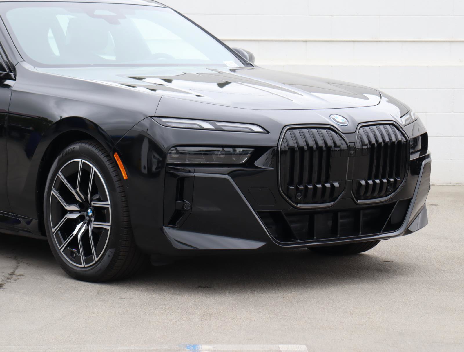 New 2026 BMW 750e xDrive w/ Premium Package image 2