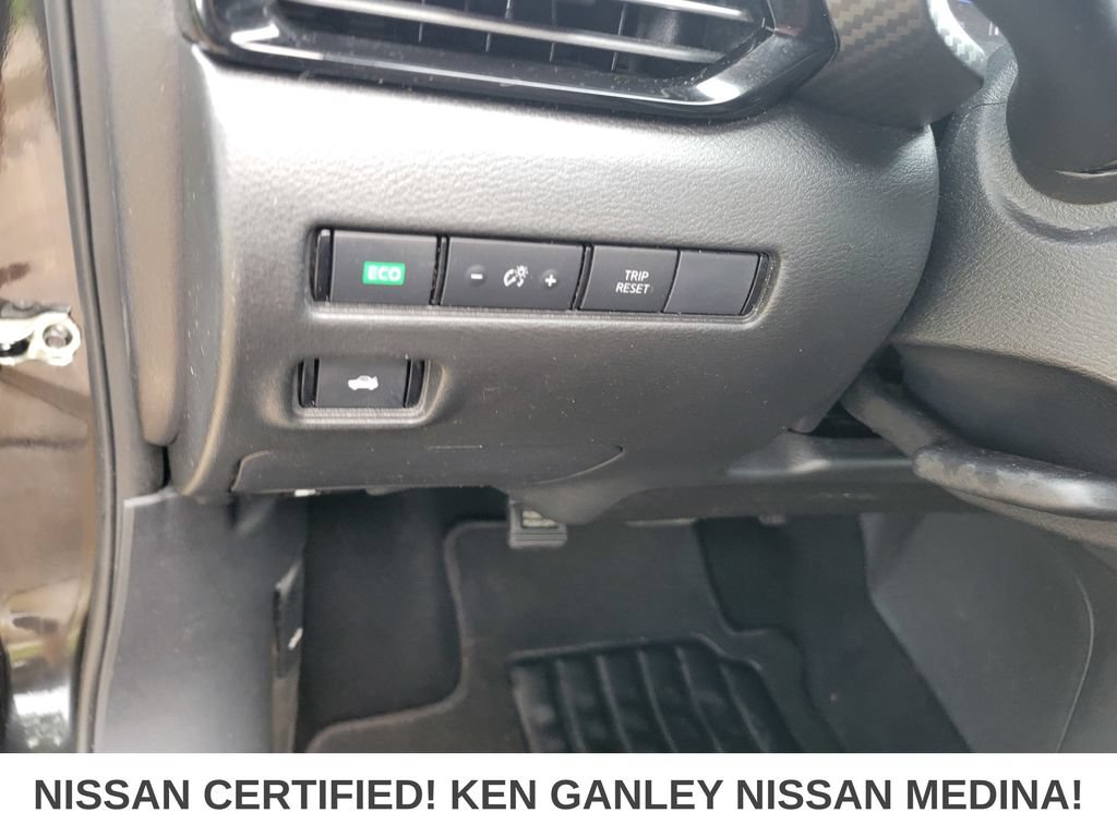 Certified 2025 Nissan Sentra SR FWD image 35