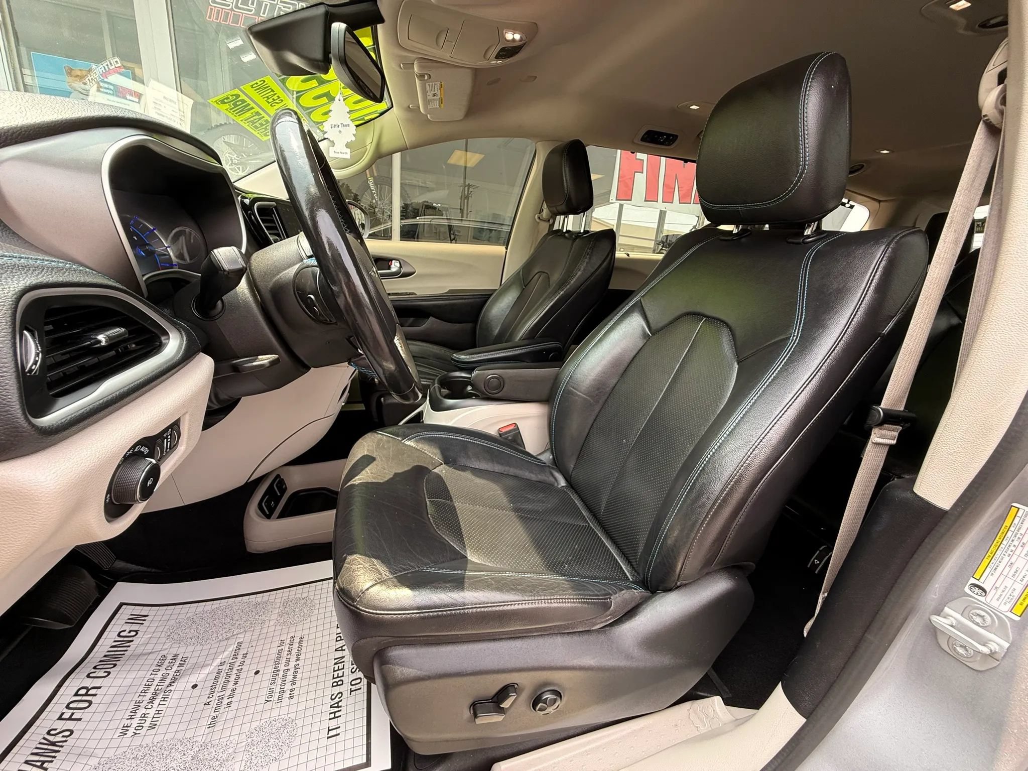 Used 2021 Chrysler Pacifica Touring-L FWD image 9