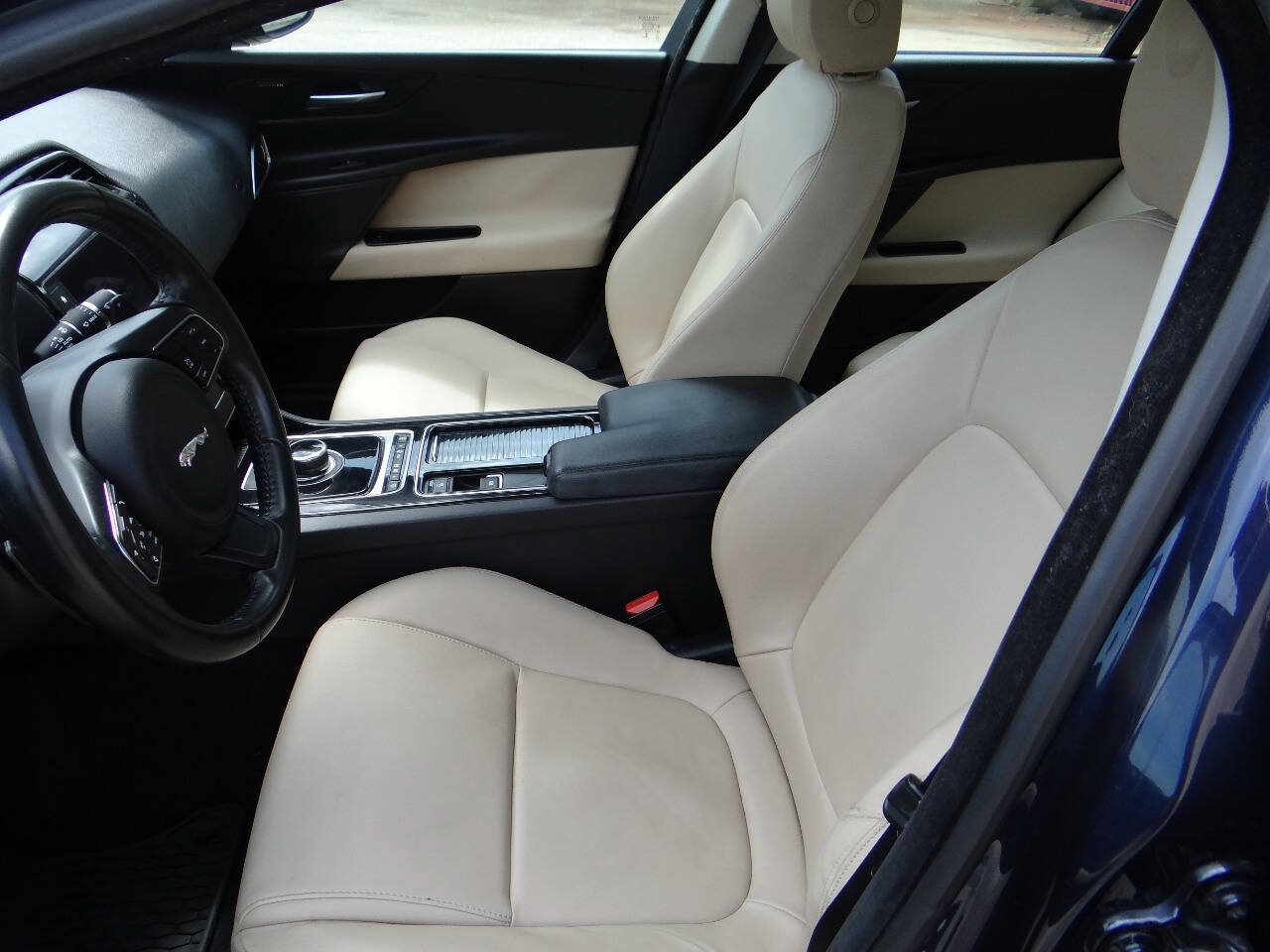Used 2018 Jaguar XE Premium AWD/4WD image 16