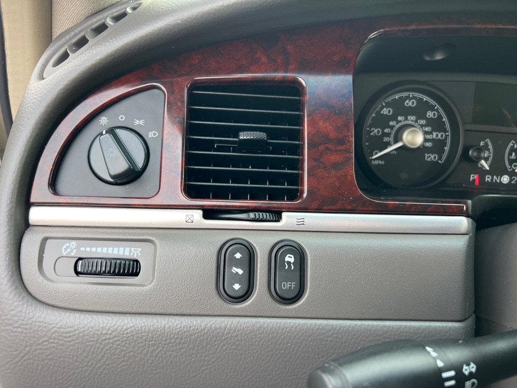 Used 2009 Lincoln Town Car Signature Limited image 22