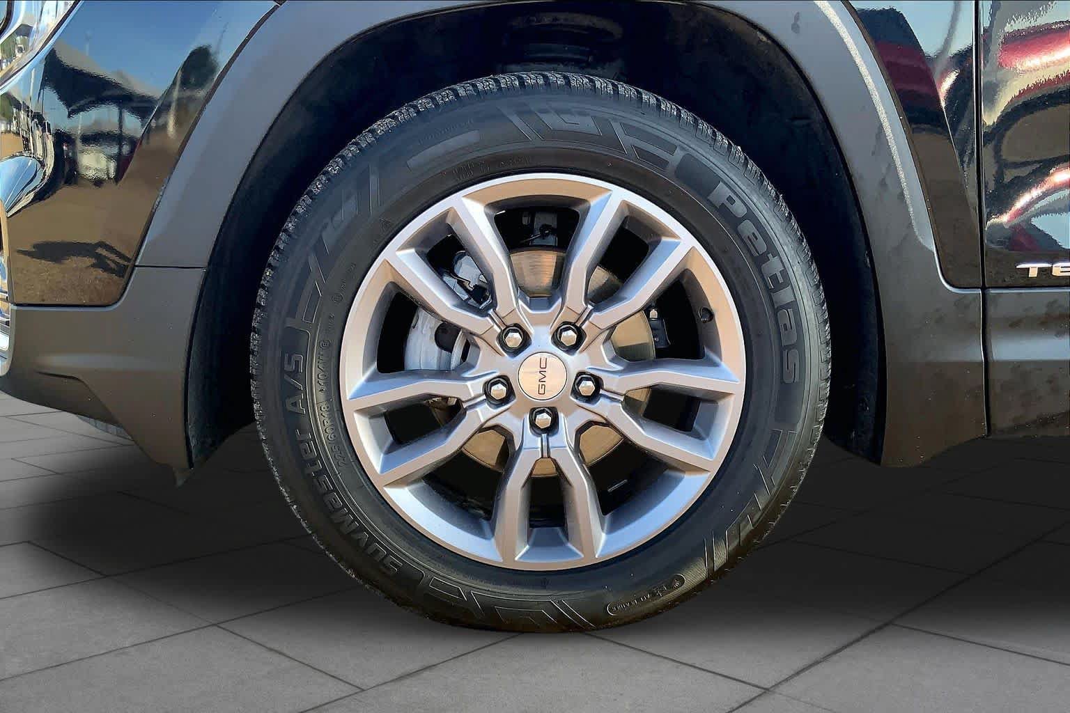 Used 2024 GMC Terrain SLT AWD/4WD image 10