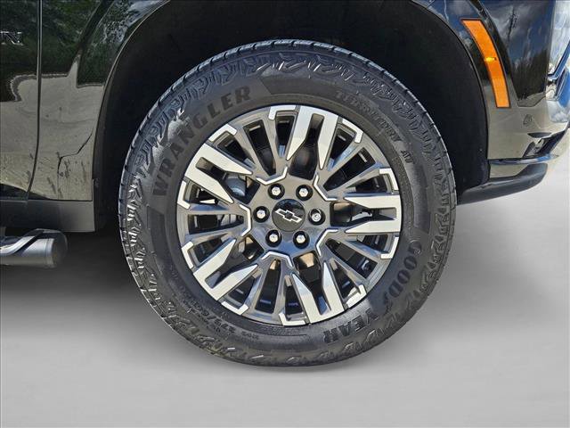 Used 2025 Chevrolet Suburban Z71 w/ Comfort Package image 23