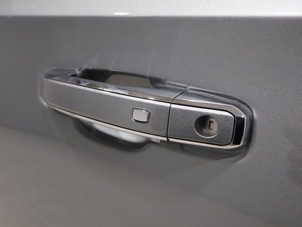 Used 2025 Chevrolet Suburban Premier image 9