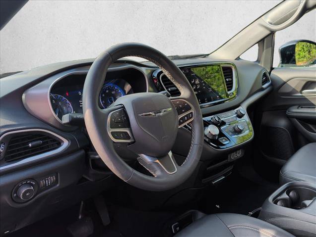 Used 2025 Chrysler Pacifica Select FWD image 9