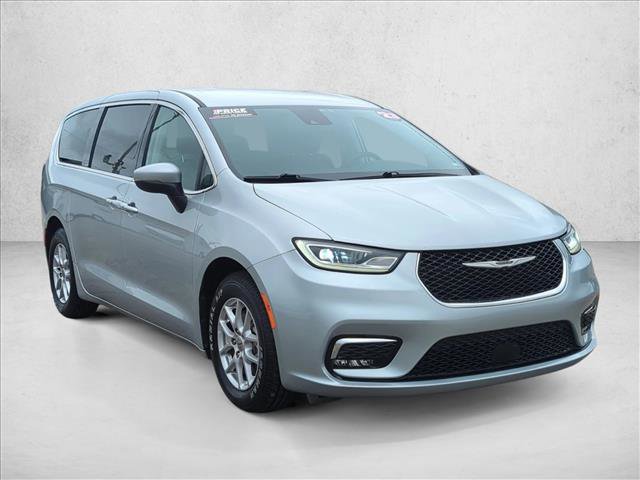 Used 2023 Chrysler Pacifica Touring-L FWD image 3