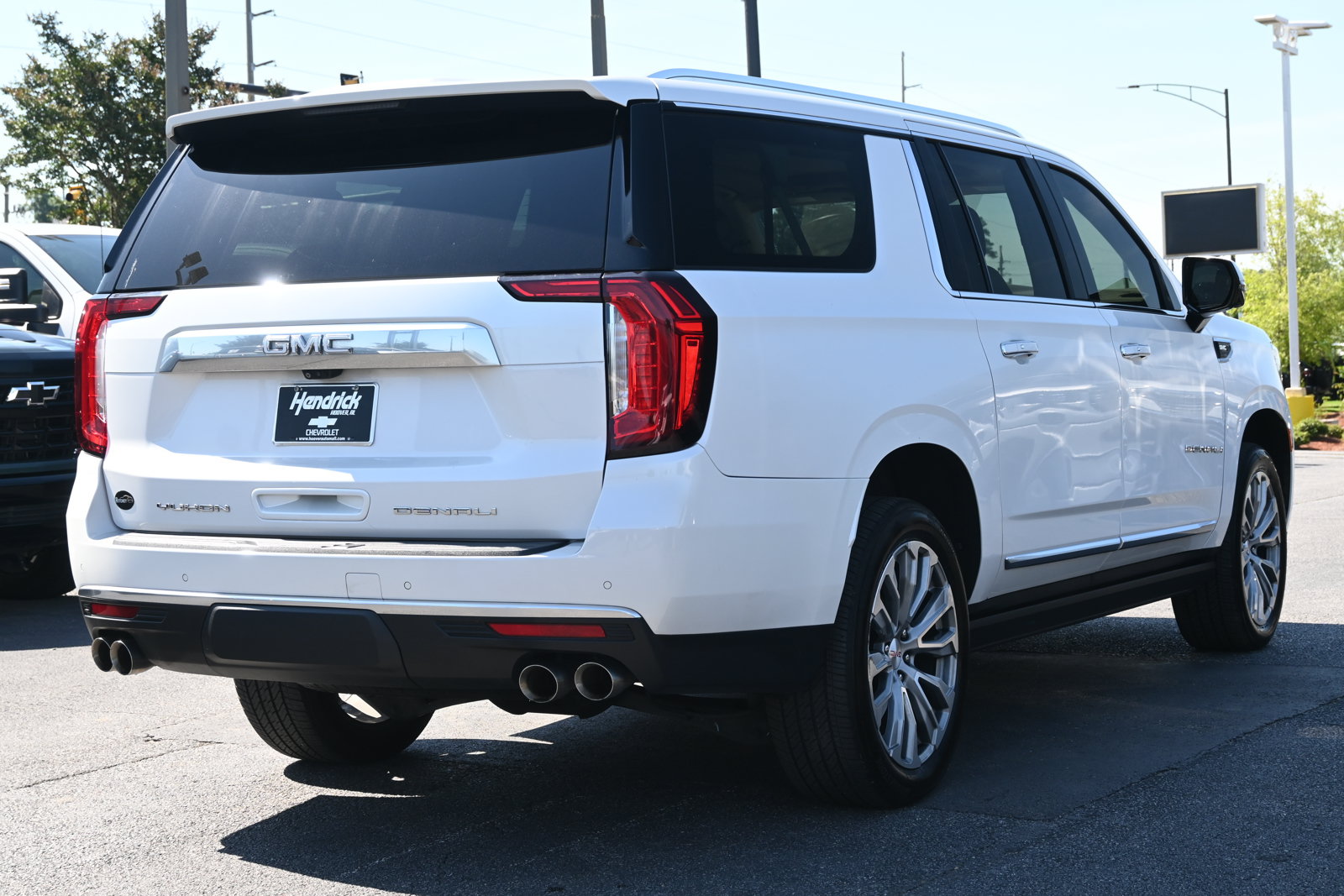Used 2021 GMC Yukon XL Denali w/ Denali Premium Package AWD/4WD image 10