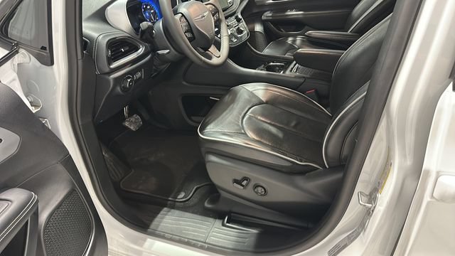 Used 2025 Chrysler Pacifica Limited FWD image 7