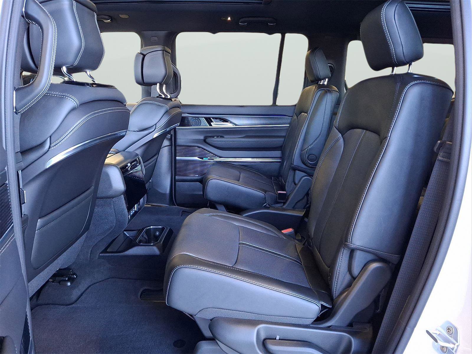 New 2026 Jeep Grand Wagoneer Summit w/ Premium Group III image 6